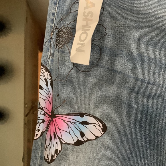 Tinseltown - Picture 5 of 8